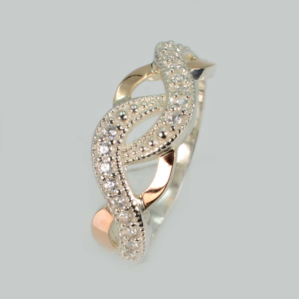 Серебряное кольцо с золотыми напайками и фианитами (081к)