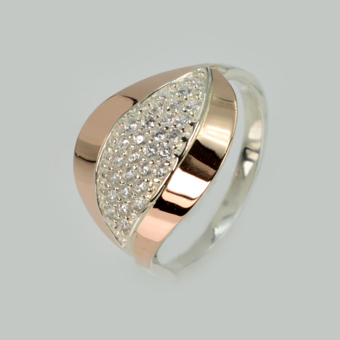 Серебряное кольцо с золотыми вставками и фианитами