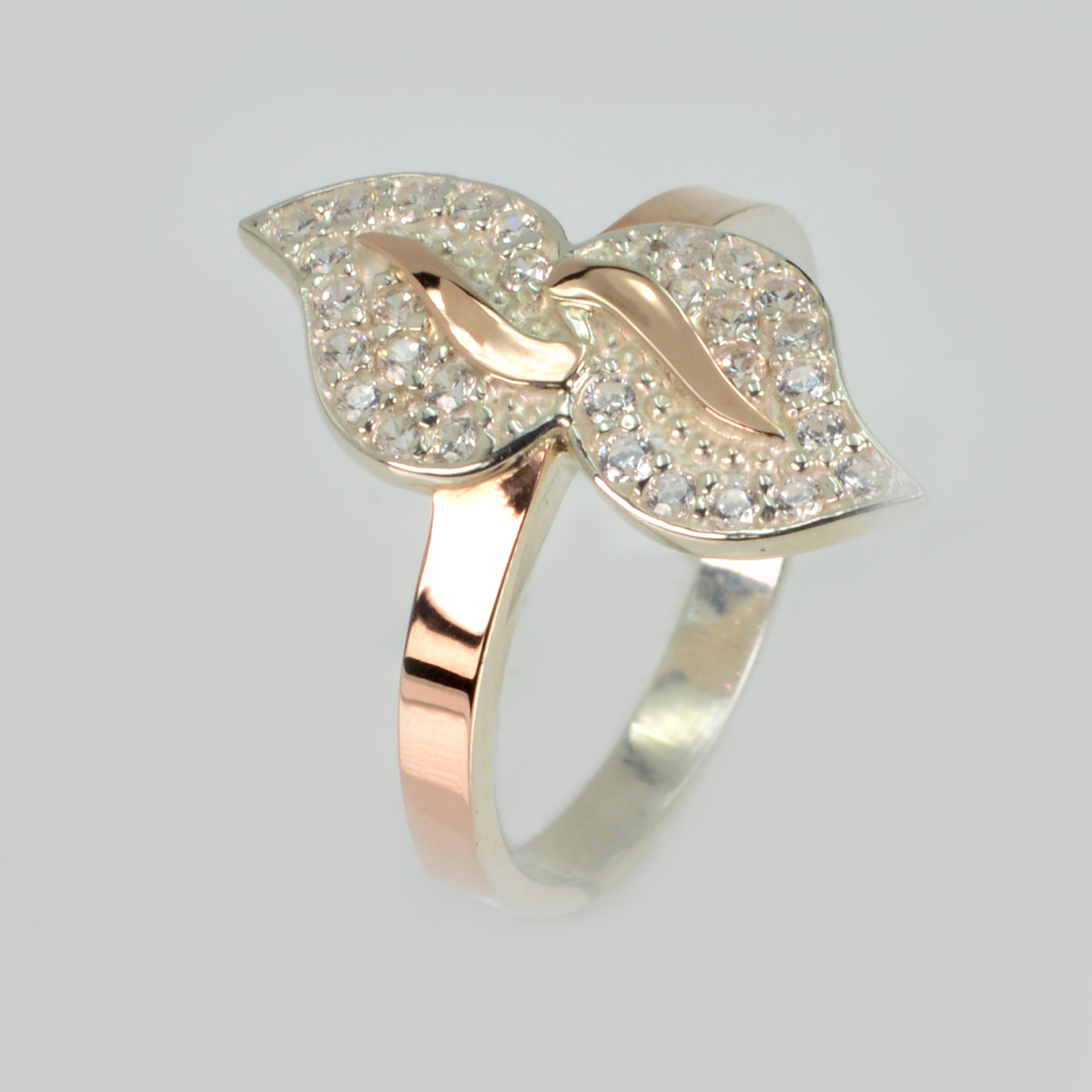 Срібна каблучка з золотими пластинками і фіанітами (097к)