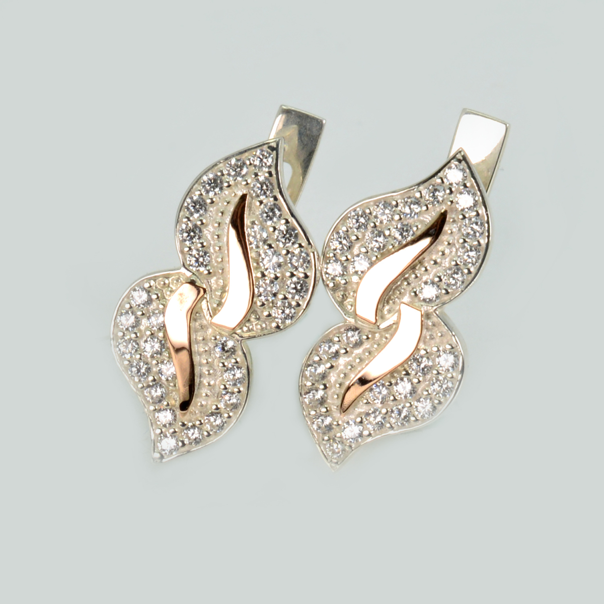 Серебряные серьги с золотыми пластинками и фианитами (097с)