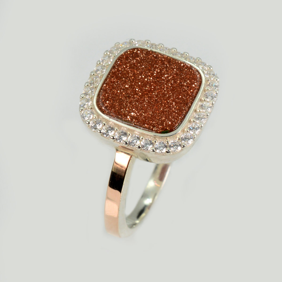 Серебряное кольцо с фианитами и авантюрином (260к-4)