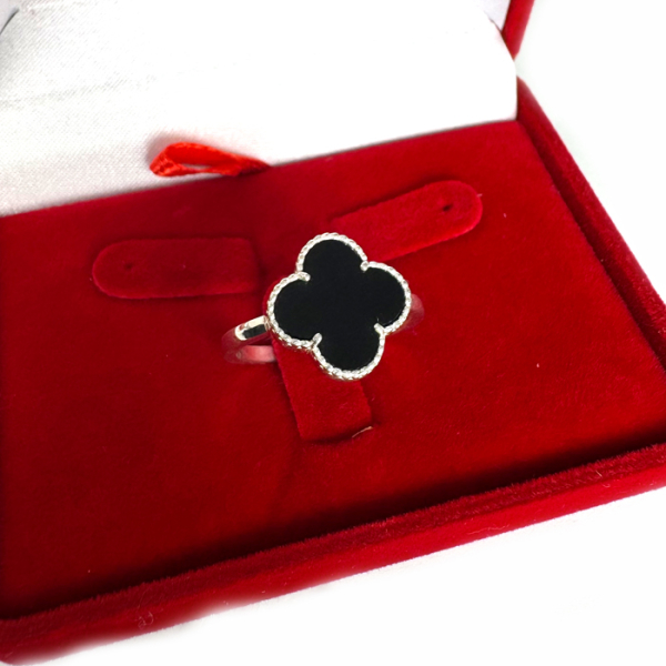Серебряное кольцо с клевером (295к)
