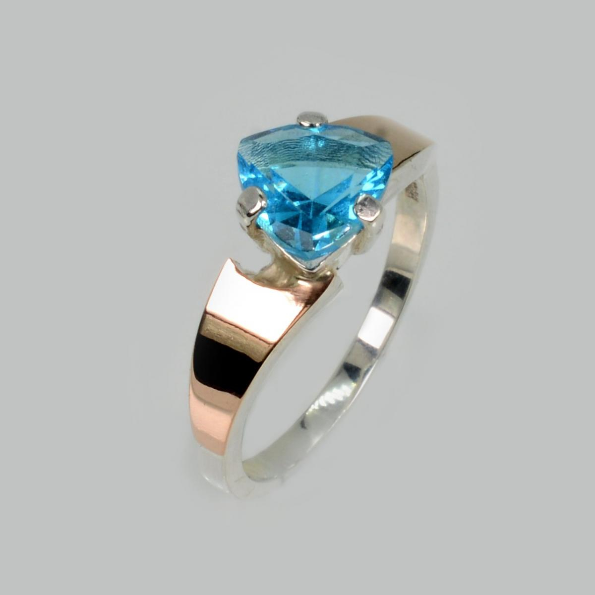 Серебряное кольцо с золотыми вставками (008к)