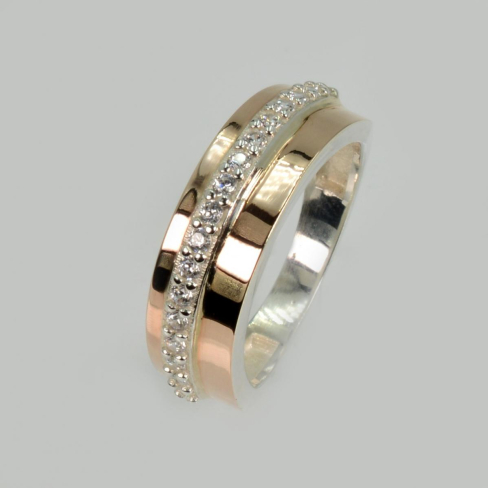 С золотыми накладками серебряное кольцо