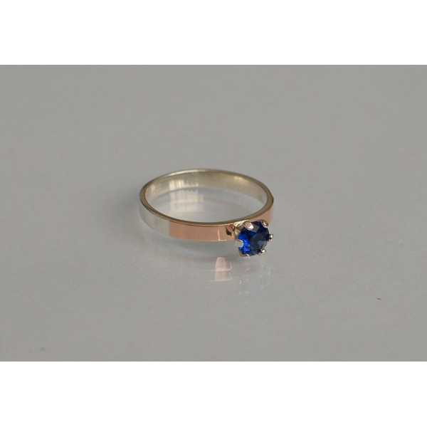 Серебряное кольцо снапайками  золота (045к)