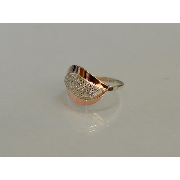 Серебряное кольцо с золотыми вставками и фианитами (084к)