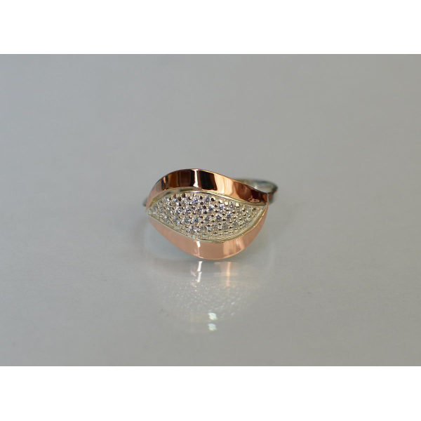 Серебряное кольцо с золотыми вставками и фианитами (084к)