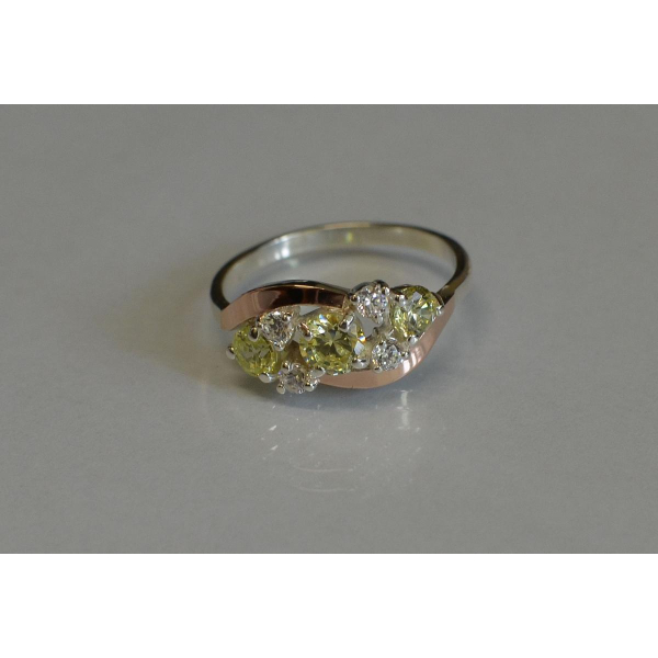 Каблучка срібна з золотими вставками (085к)