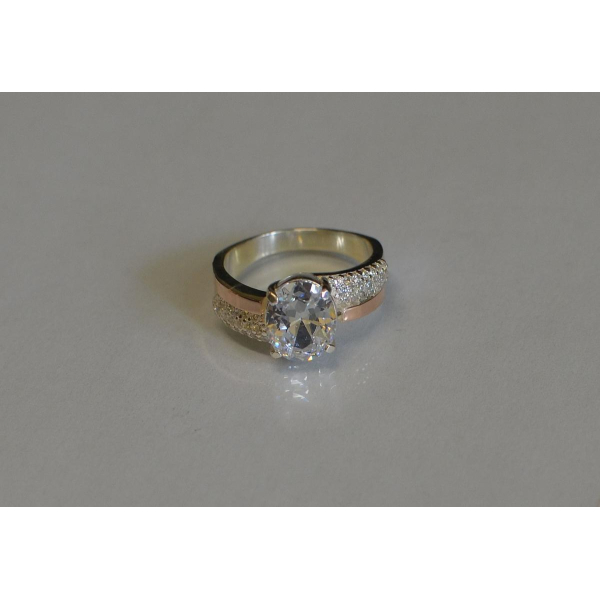 Кольцо серебряное с золотыми пластинами и фианитами (096к)