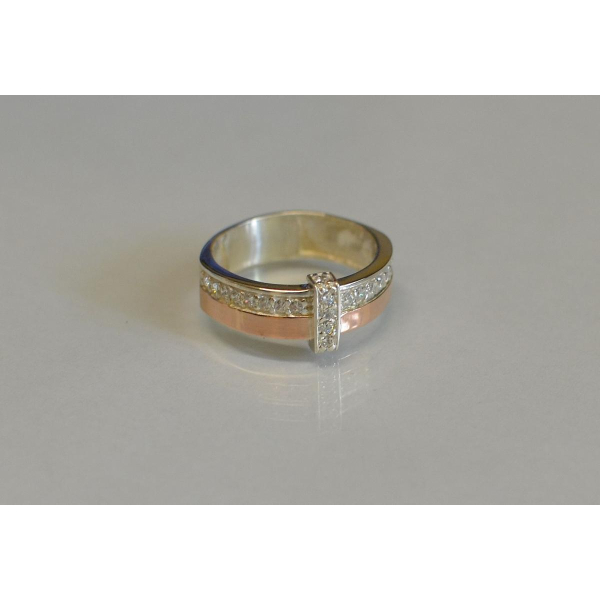 Кольцо серебряное с золотыми вставками и фианитами (101к)