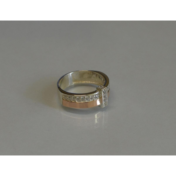 Кольцо серебряное с золотыми вставками и фианитами (101к)