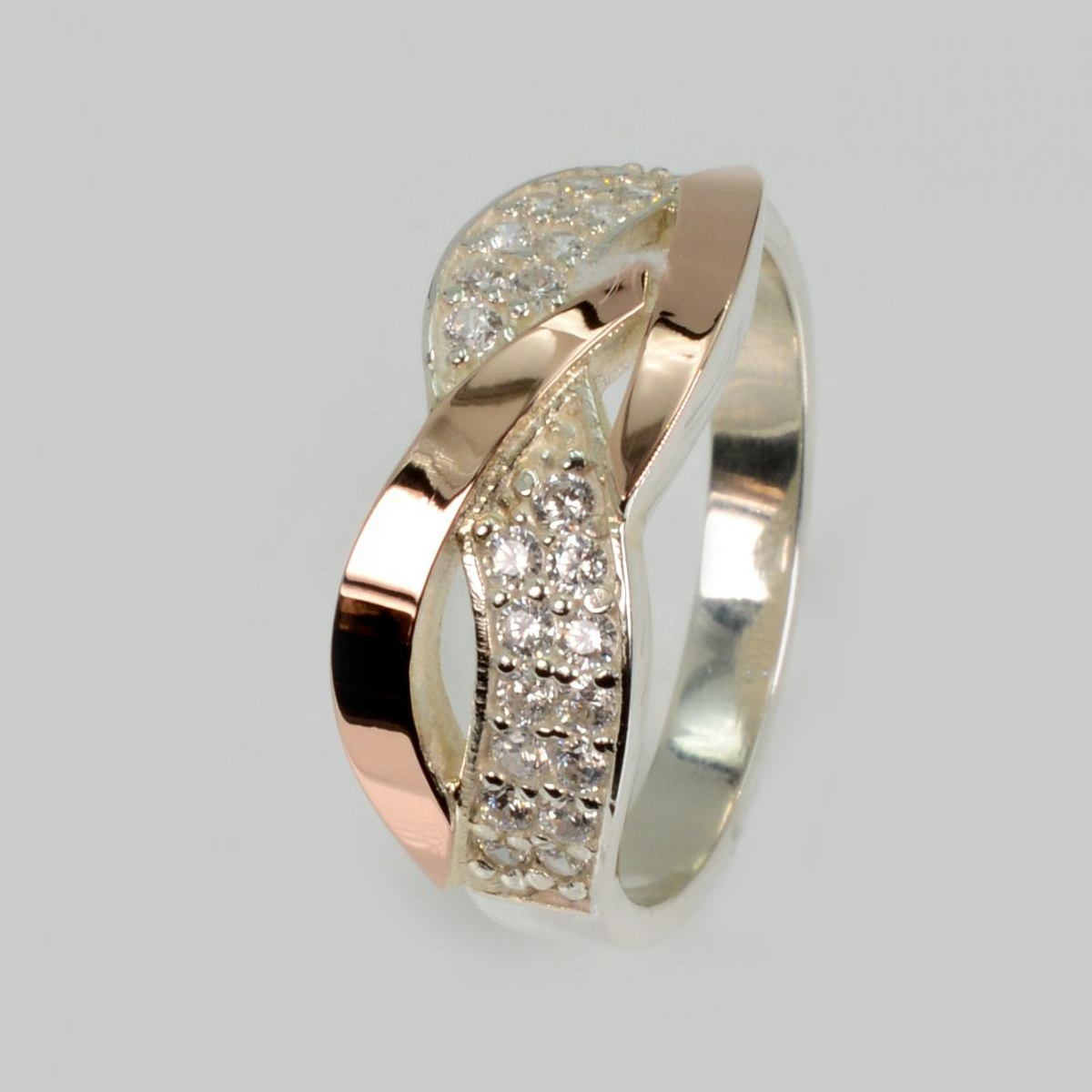 Серебряное кольцо с фианитами (103к)