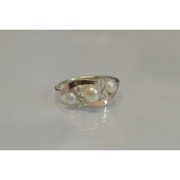 Серебряное кольцо с жемчугом (105к)