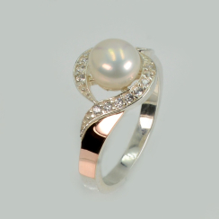 Серебряное кольцо с золотыми вставками и жемчугом