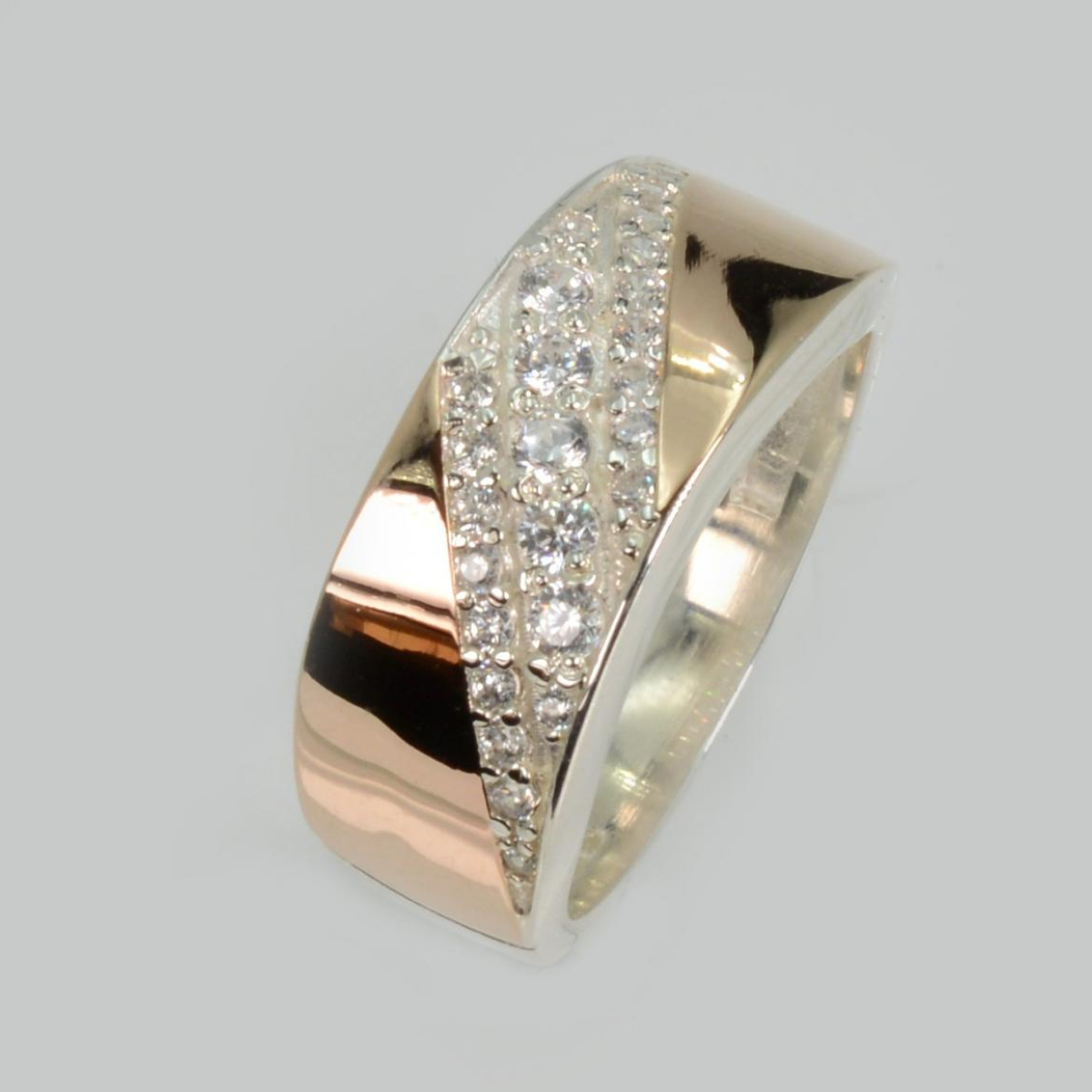 Серебряное кольцо с золотыми вставками (123к)