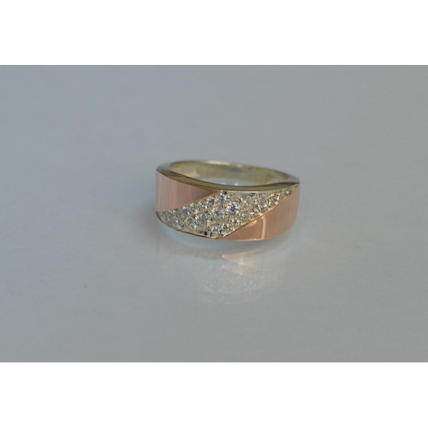 Серебряное кольцо с золотыми вставками (123к)