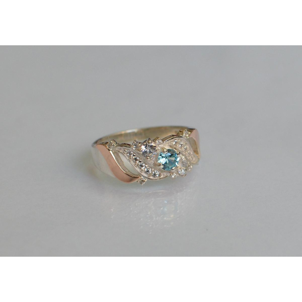 Серебряное кольцо с золотыми вставками (159к)