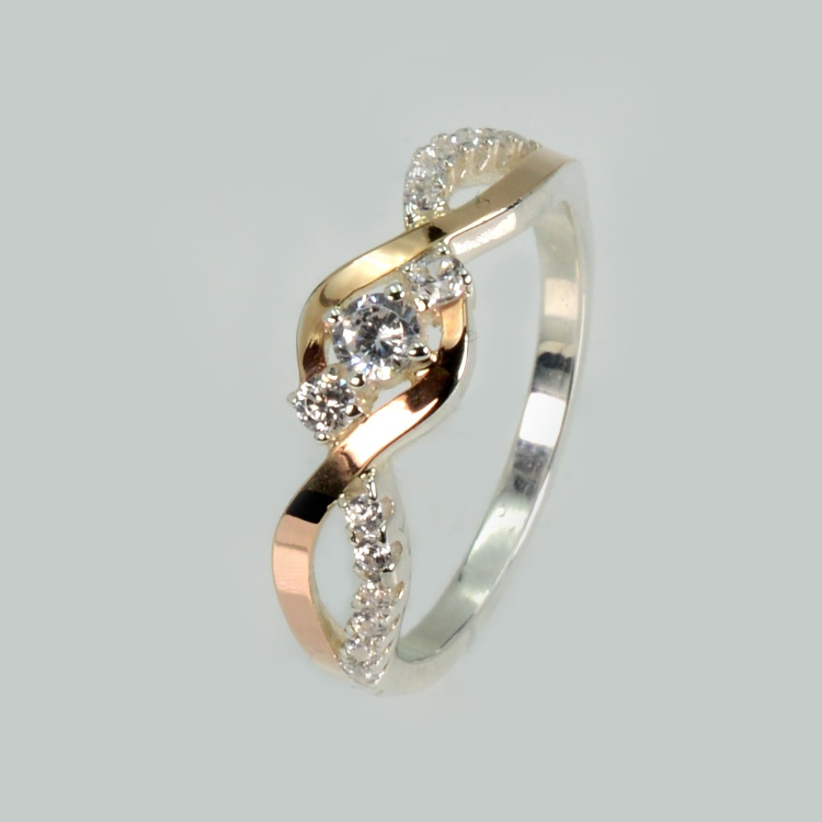 Серебряное кольцо с золотыми вставками (205к)