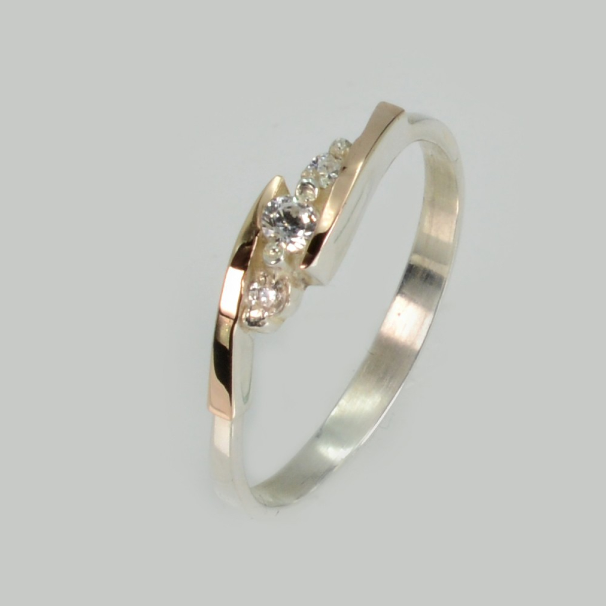 Серебряное кольцо с золотыми вставками (220к)