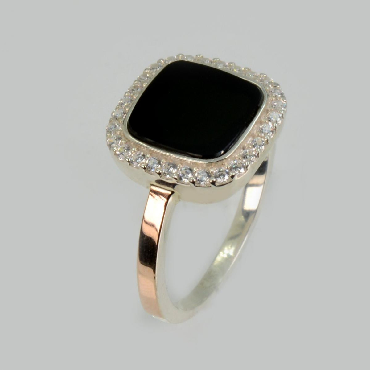 Серебряное кольцо с фианитами и ониксом (260к)