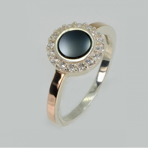 Серебрянок кольцо с золотыми пластинами и ониксом