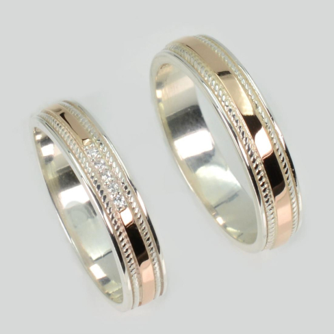 Пара обручальных колец