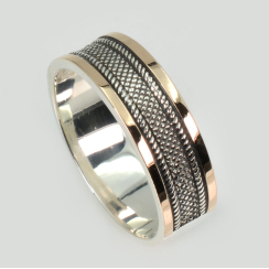 Обручальное кольцо с золотыми пластинами