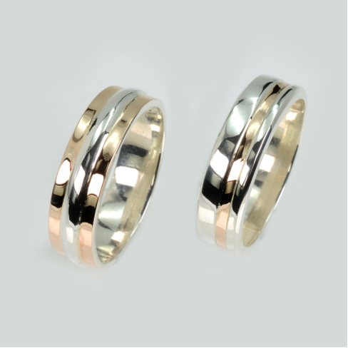 Пара обручальных колец из серебра с золотом