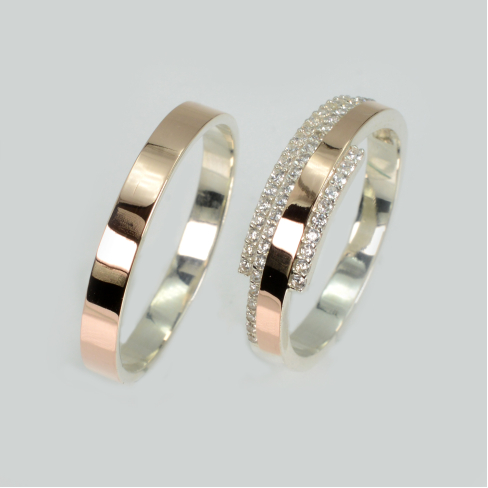 Пара серебряных обручальных колец с золотыми пластинами