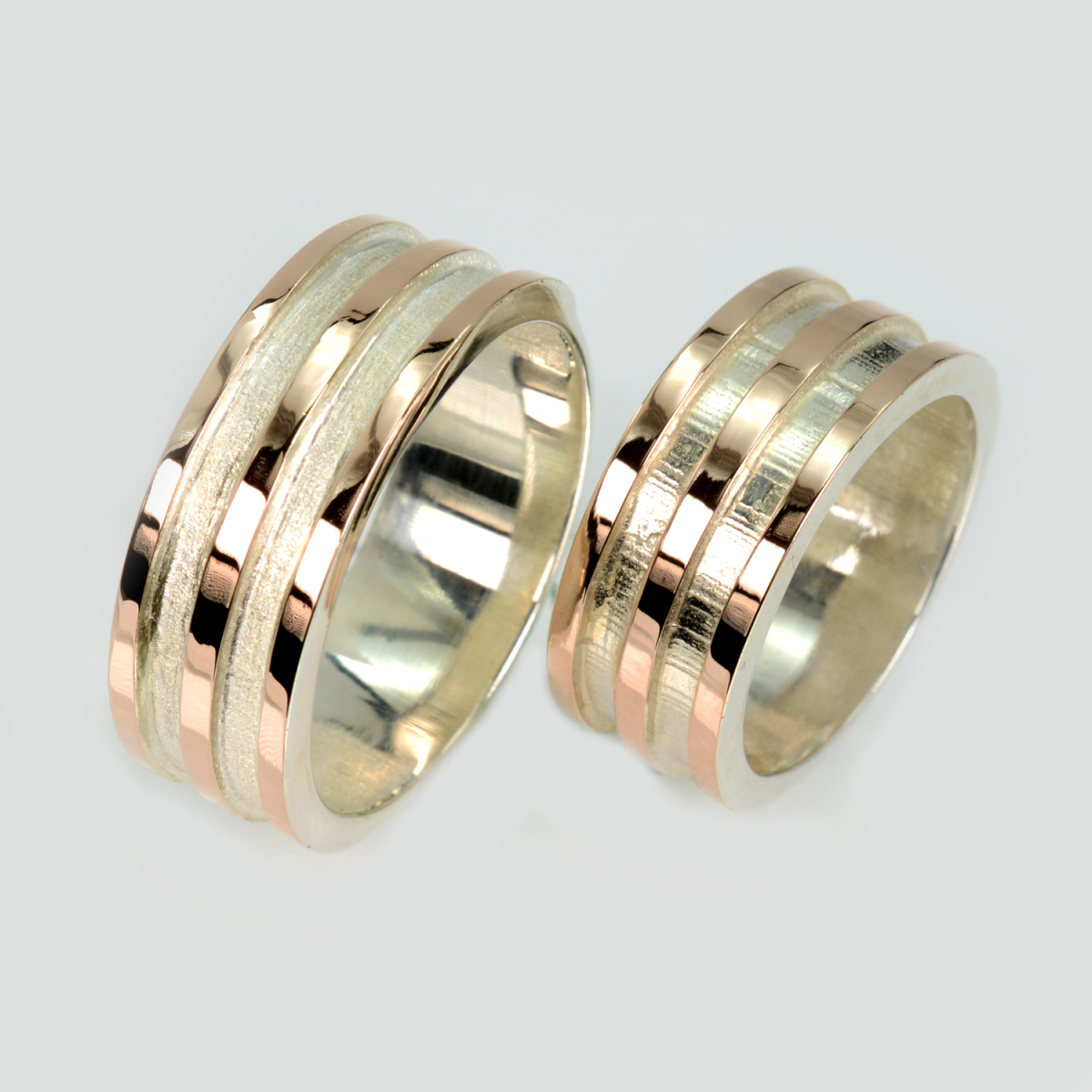 Пара серебряных обручальных колец с золотыми пластинами (Обр13Обр13)