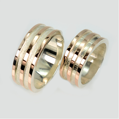 Пара серебряных обручальных колец с золотыми пластинами