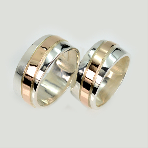 Пара серебряных обручальных колец с золотыми пластинами
