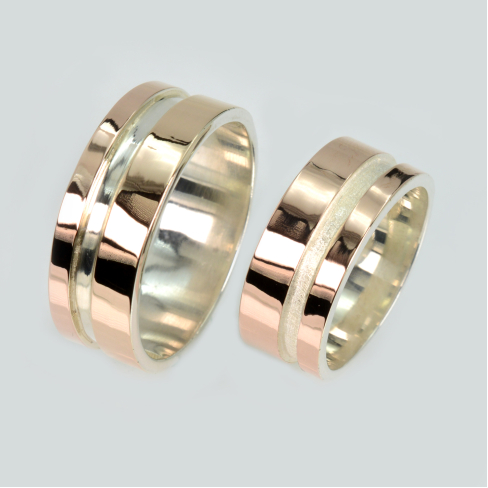 Пара серебряных обручальных колец с золотыми пластинами