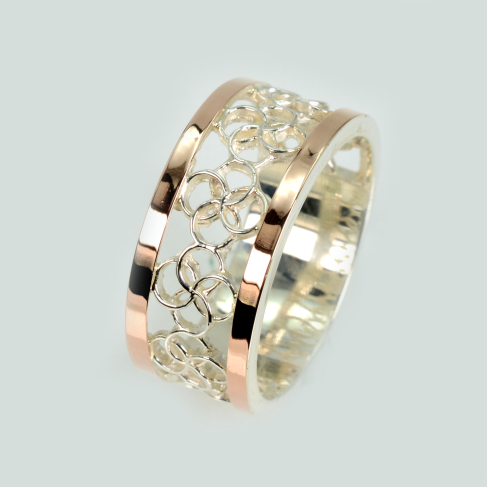 Обручальное кольцо из серебра с золотом