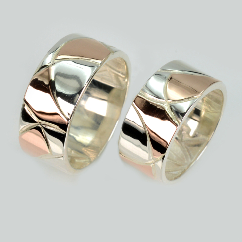 Пара серебряных обручальных колец с золотыми пластинами