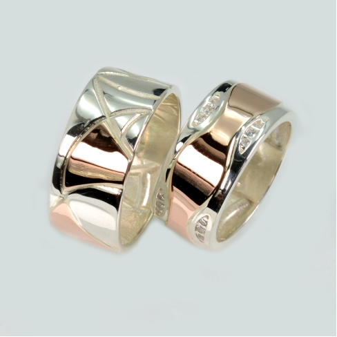 Пара обручальных колец из серебра с золотом