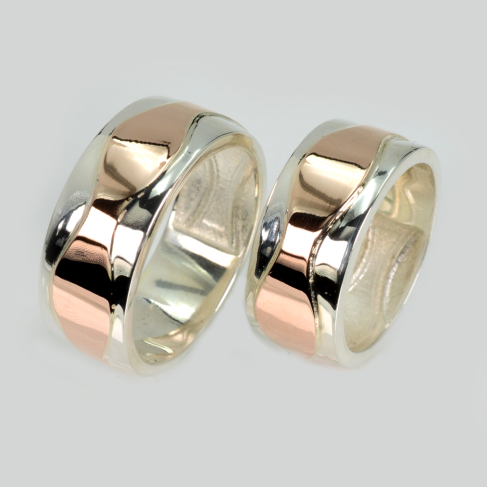 Пара серебряных обручальных колец с золотыми пластинами