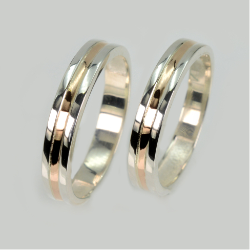 Пара серебряных обручальных колец с золотыми пластинами