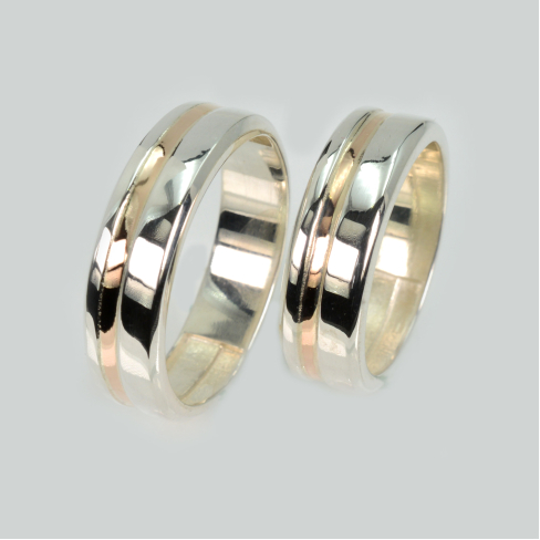 Пара серебряных обручальных колец с золотыми пластинами
