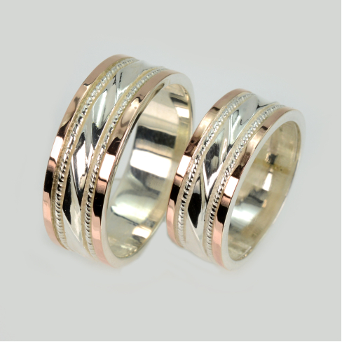 Пара серебряных обручальных колец с золотыми пластинами