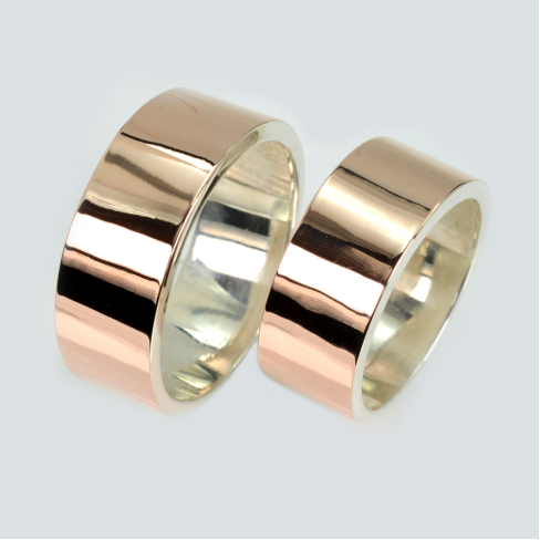 Пара серебряных обручальных колец с золотыми пластинами