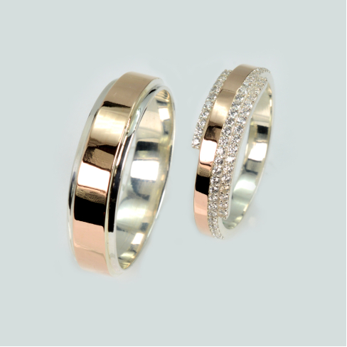 Пара серебряных обручальных колец с золотыми пластинами