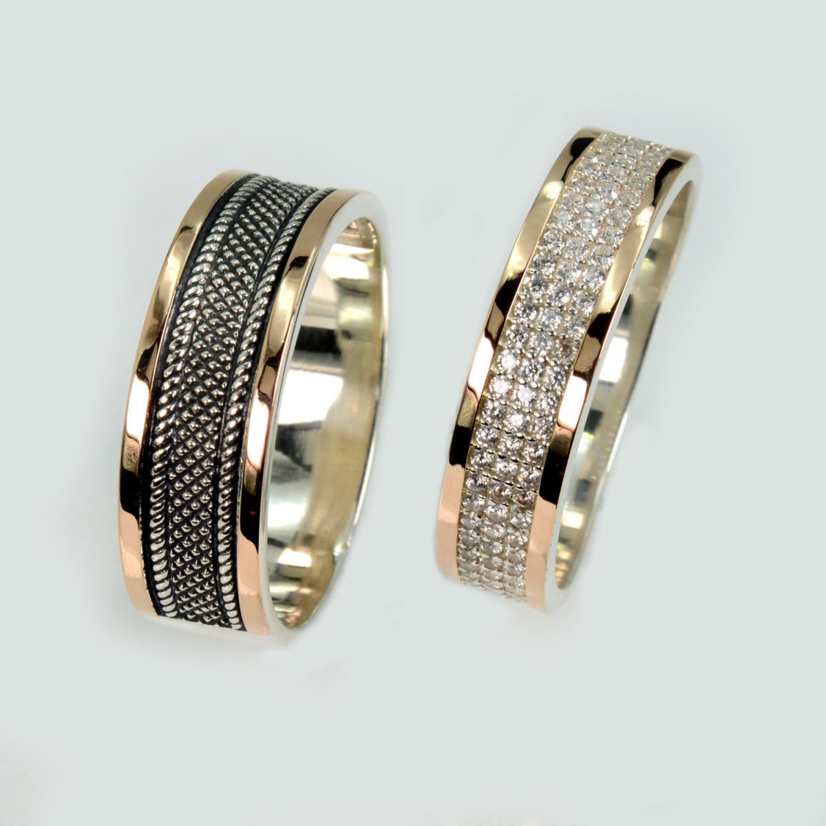 Пара серебряных обручальных колец с золотыми пластинами (Обр55278к)