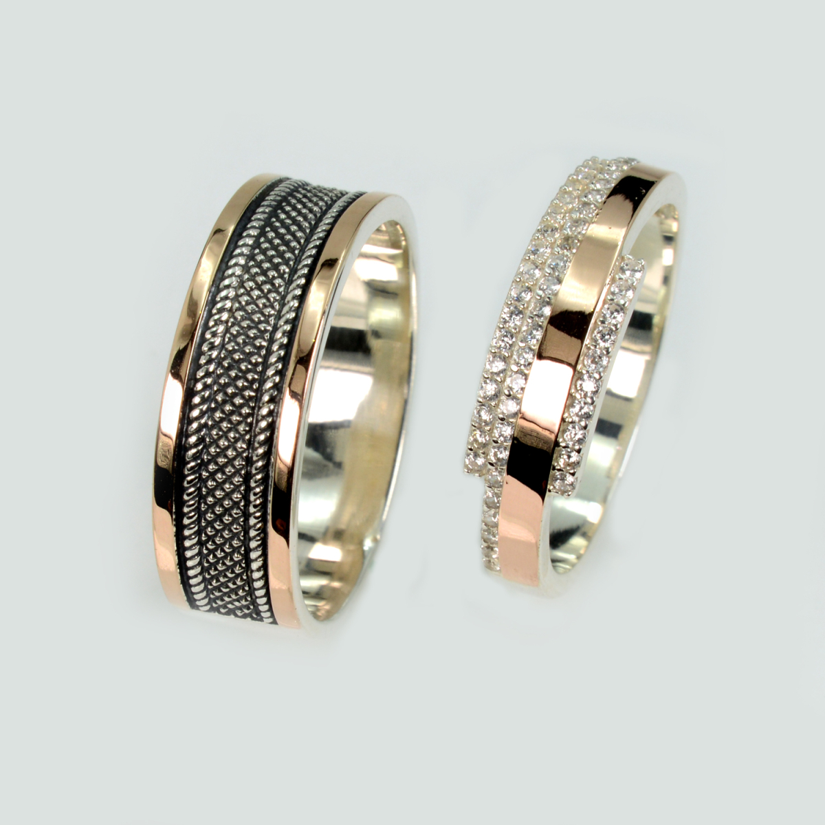 Пара серебряных обручальных колец с золотыми пластинами (Обр55277к)