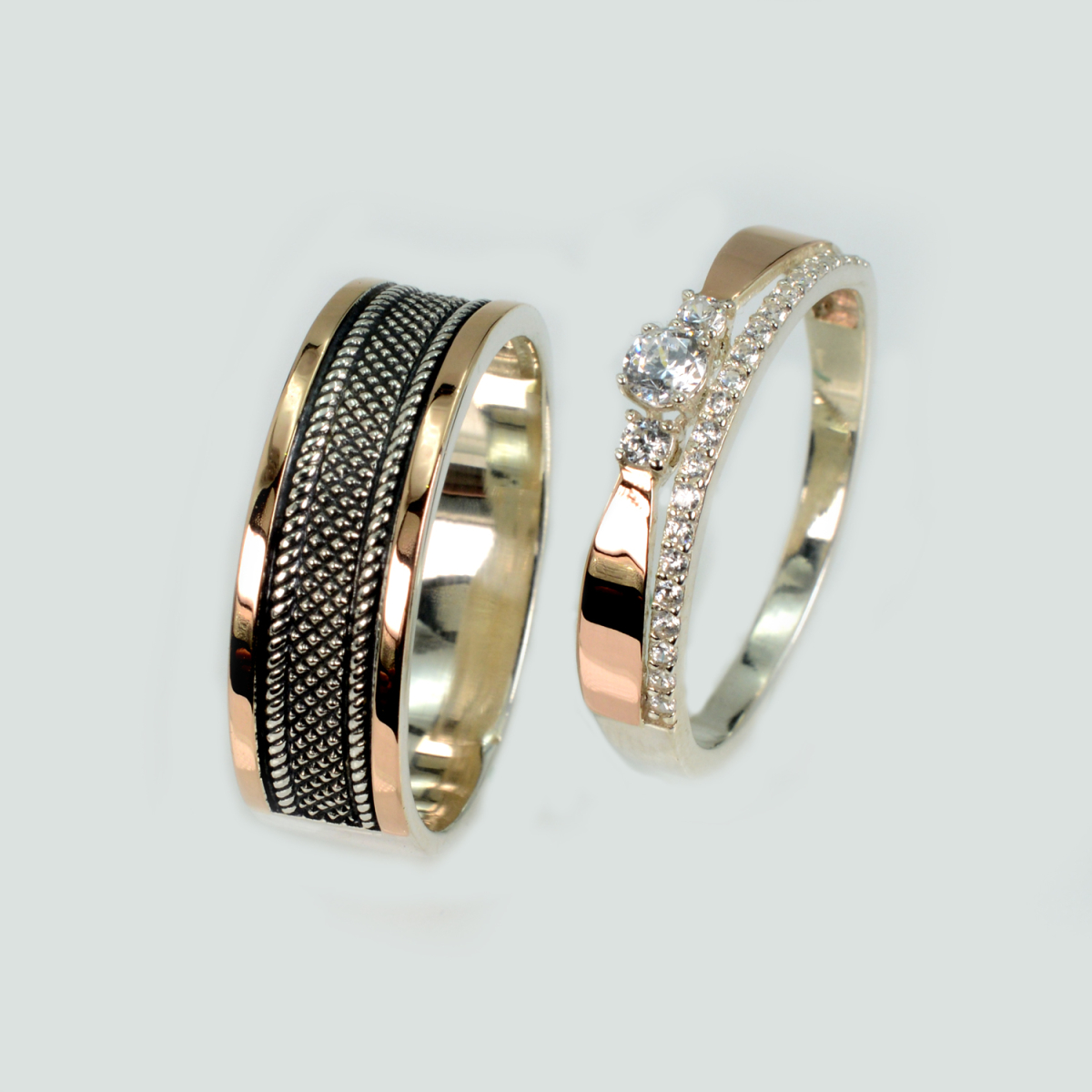 Пара серебряных обручальных колец с золотыми пластинами (Обр55283к)