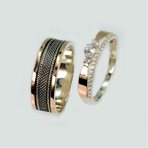 Пара серебряных обручальных колец с золотыми пластинами