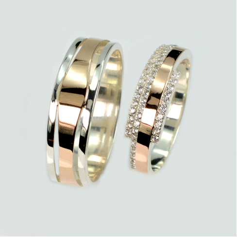 Пара серебряных обручальных колец с золотыми пластинами