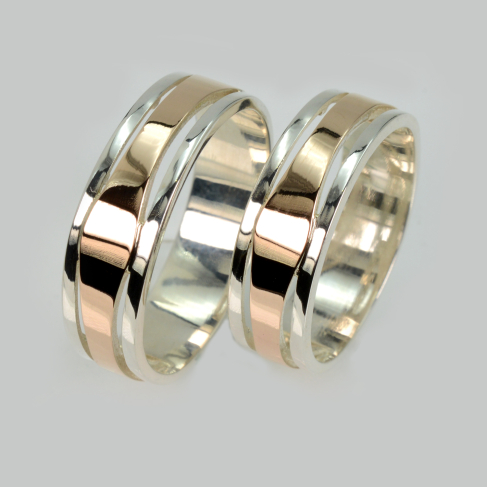 Пара серебряных обручальных колец с золотыми пластинами