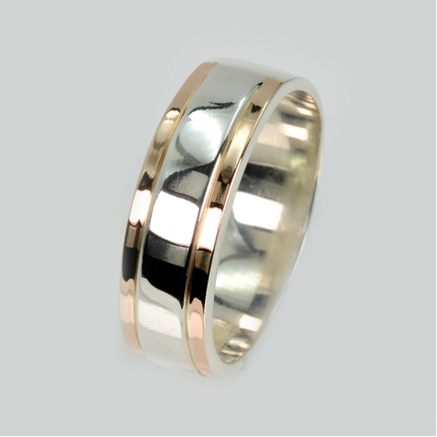 Обручальное кольцо из серебра с золотыми вставками, цена за одно кольцо