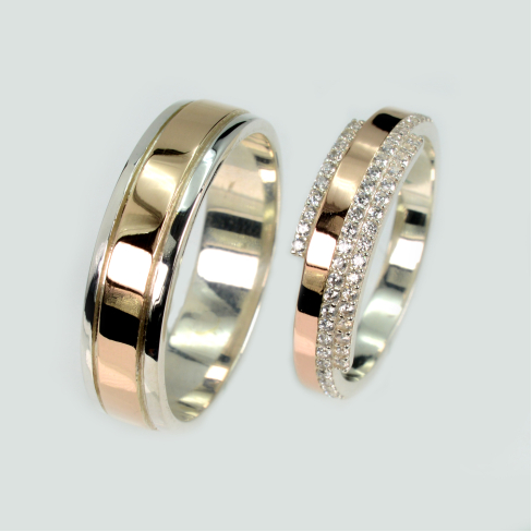 Пара серебряных обручальных колец с золотыми пластинами